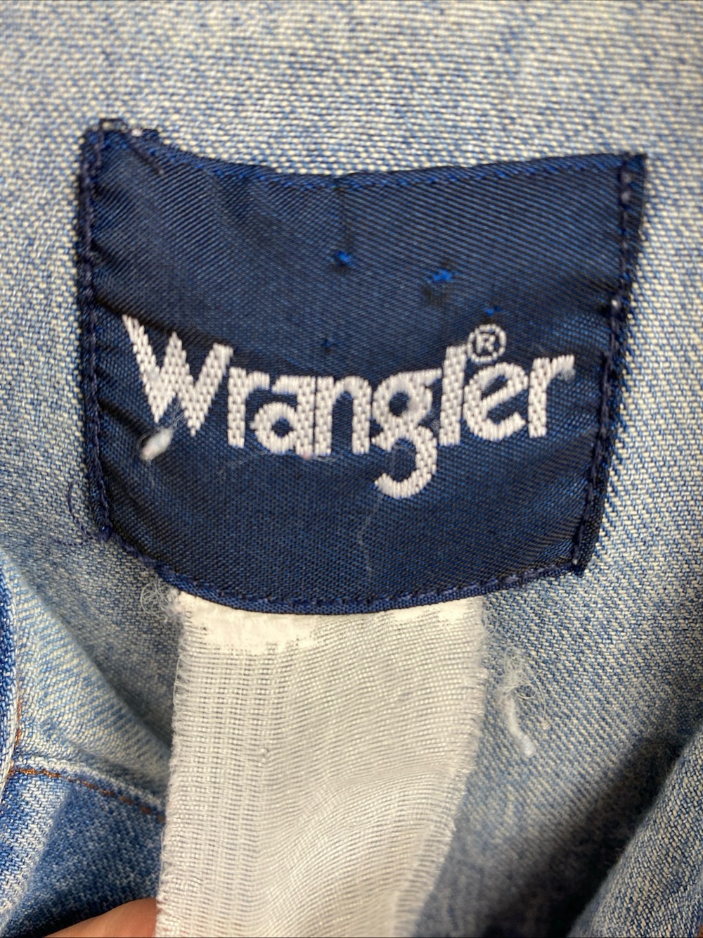 Vintage Wrangler Shirt Mens  Blue Denim Pearl Snap Western Cowboy Yoke Large Hem - Picture 3 of 9
